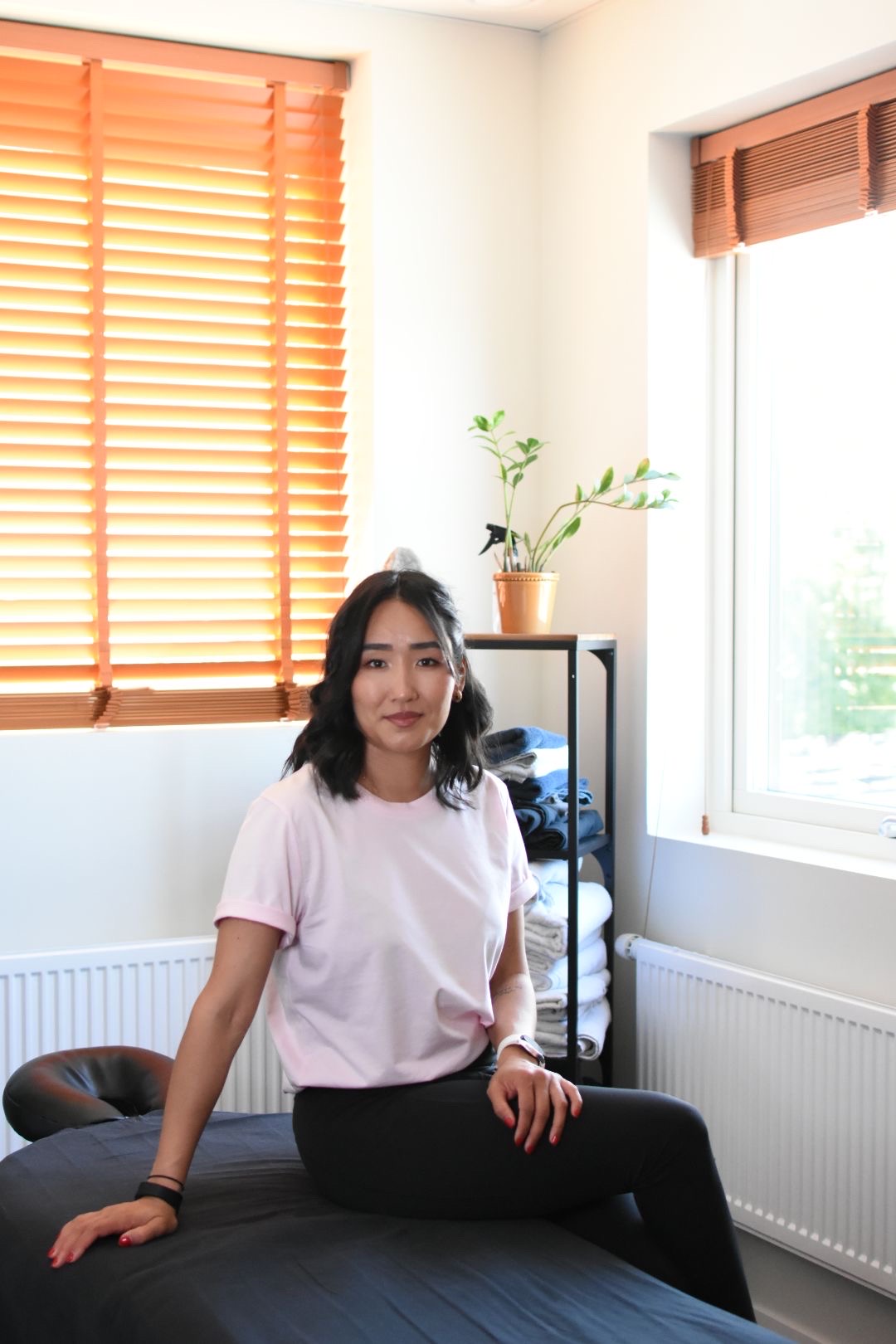 Atefa vid massagebänken